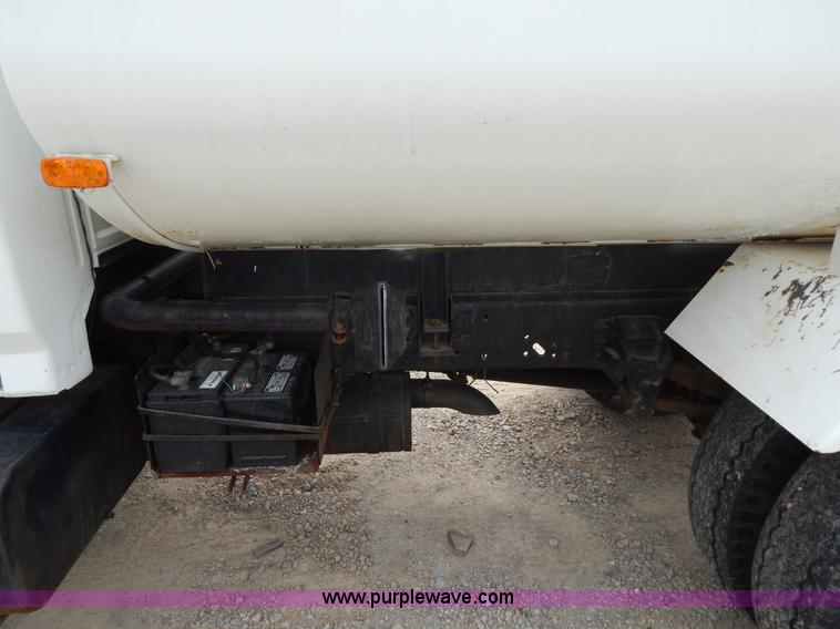 image for item G3202 1990 Ford F800 water truck