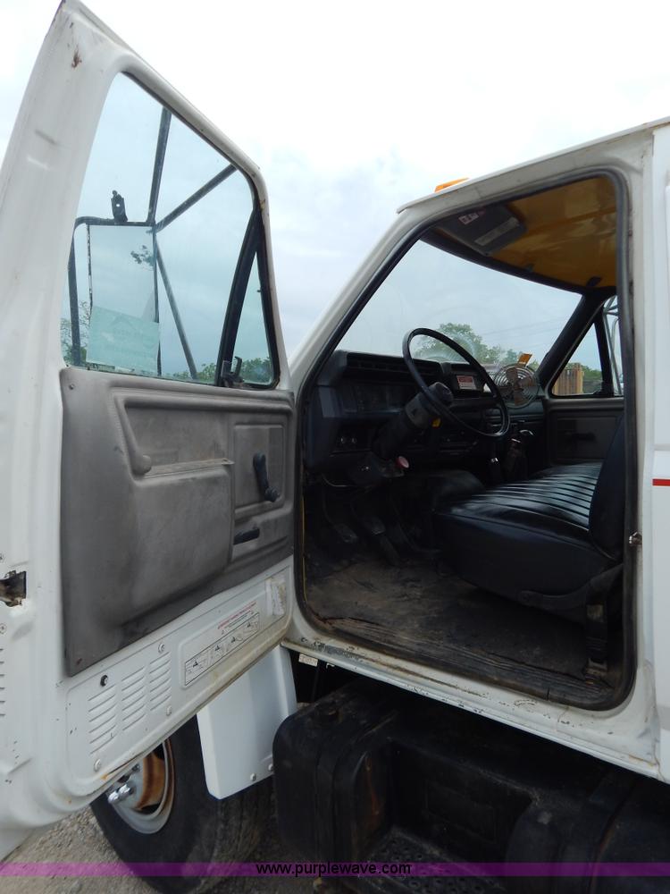 image for item G3202 1990 Ford F800 water truck