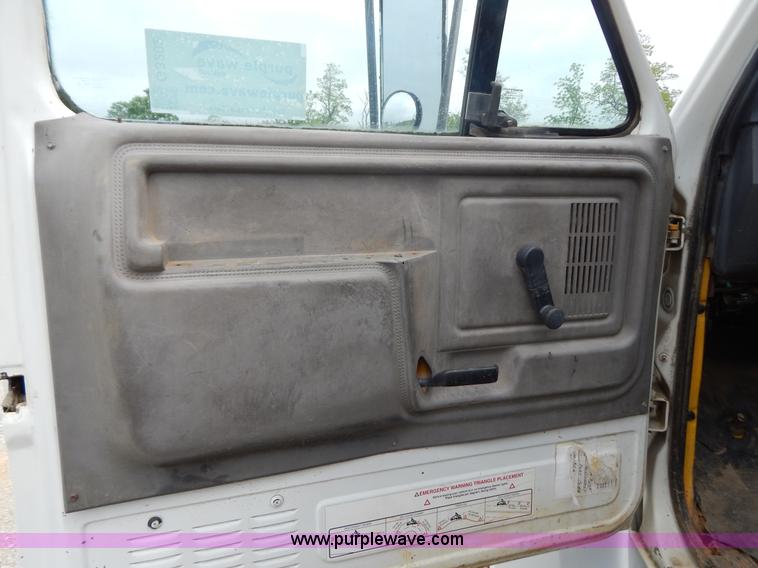 image for item G3202 1990 Ford F800 water truck