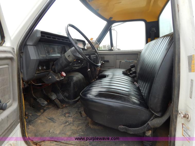 image for item G3202 1990 Ford F800 water truck