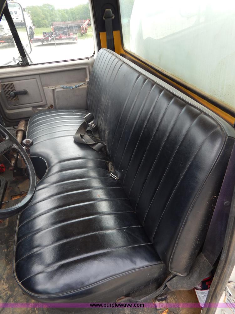 image for item G3202 1990 Ford F800 water truck