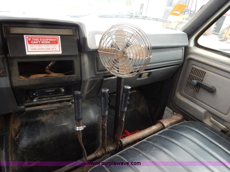 image for item G3202 1990 Ford F800 water truck