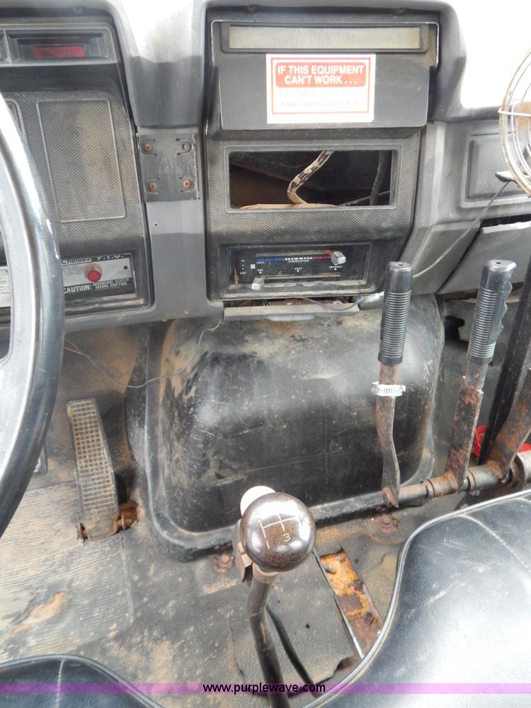 image for item G3202 1990 Ford F800 water truck