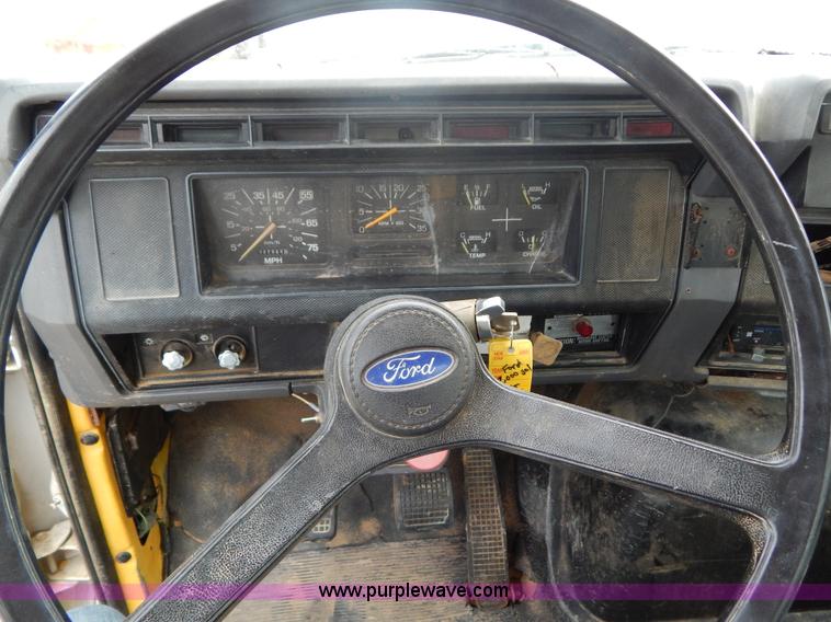 image for item G3202 1990 Ford F800 water truck