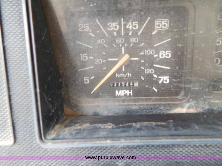 image for item G3202 1990 Ford F800 water truck