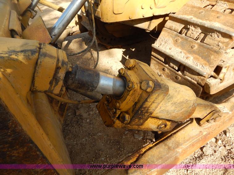 image for item G9500 1977 Caterpillar D6D dozer