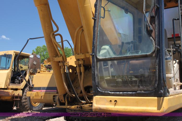 image for item H7463 1994 Caterpillar 330L excavator