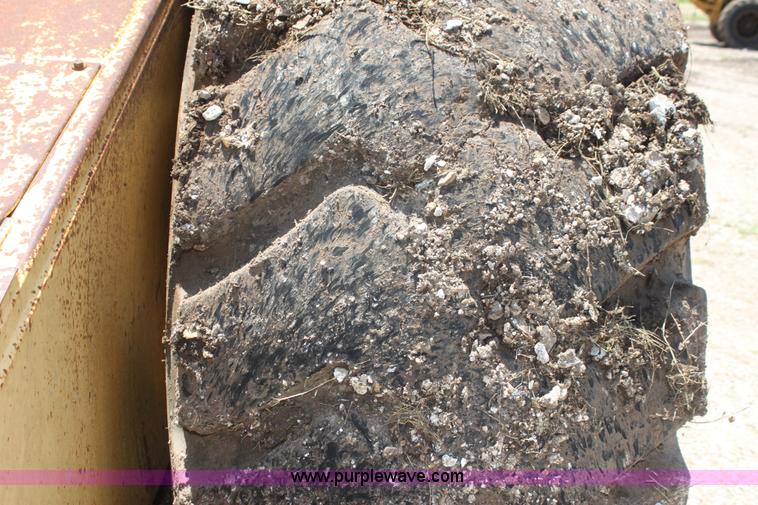 image for item H7464 2000 Caterpillar 615C Series II paddle scraper