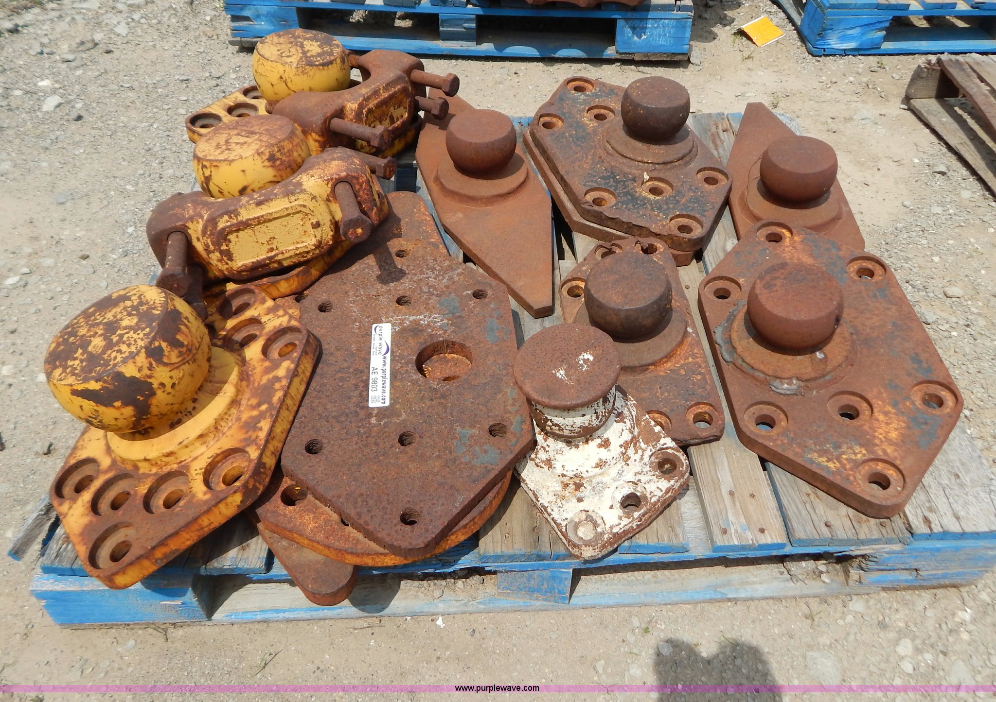 (9) trunnion balls for dozers in Kansas City, MO Item AE9803 sold