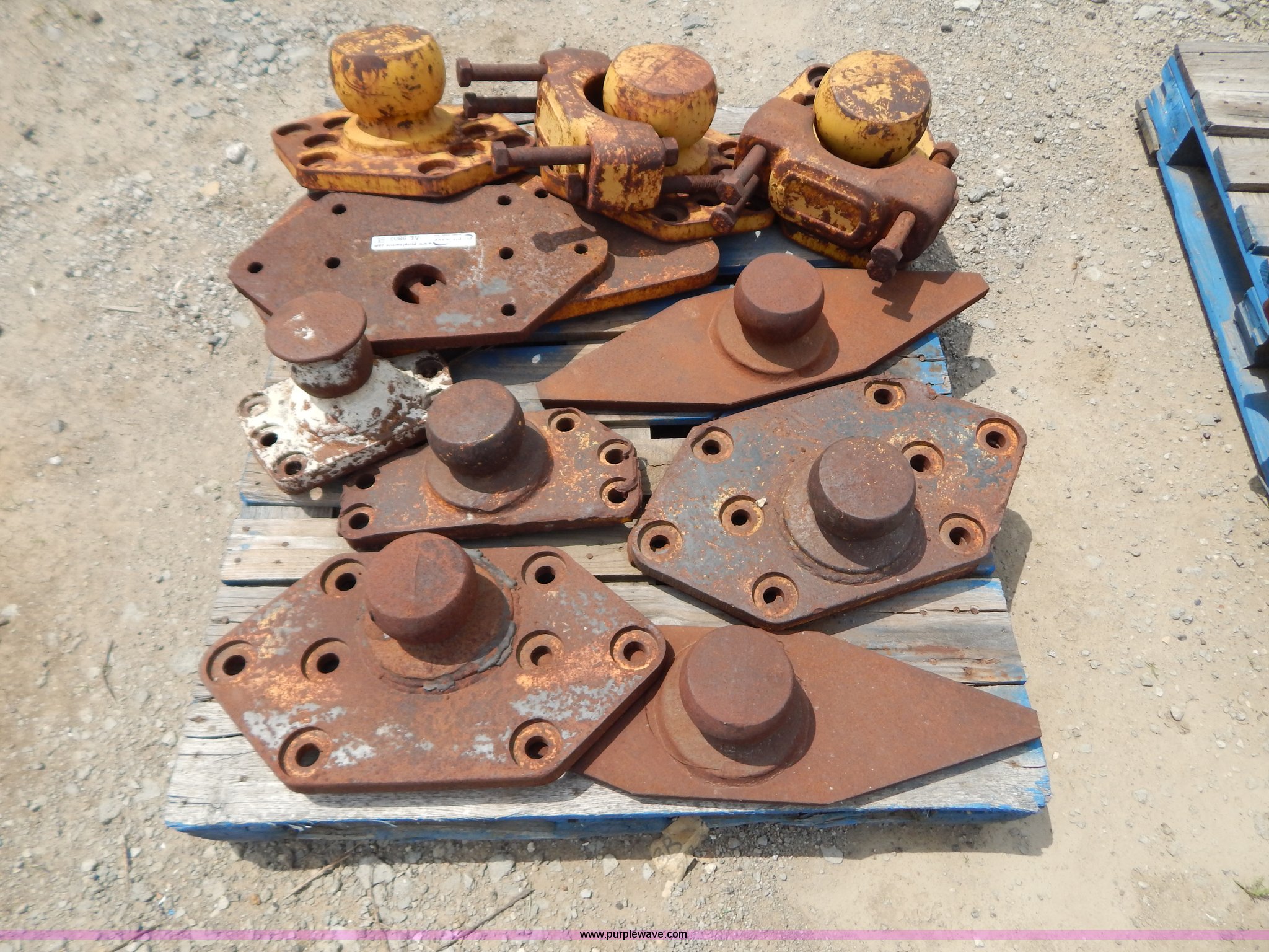 (9) trunnion balls for dozers in Kansas City, MO Item AE9803 sold