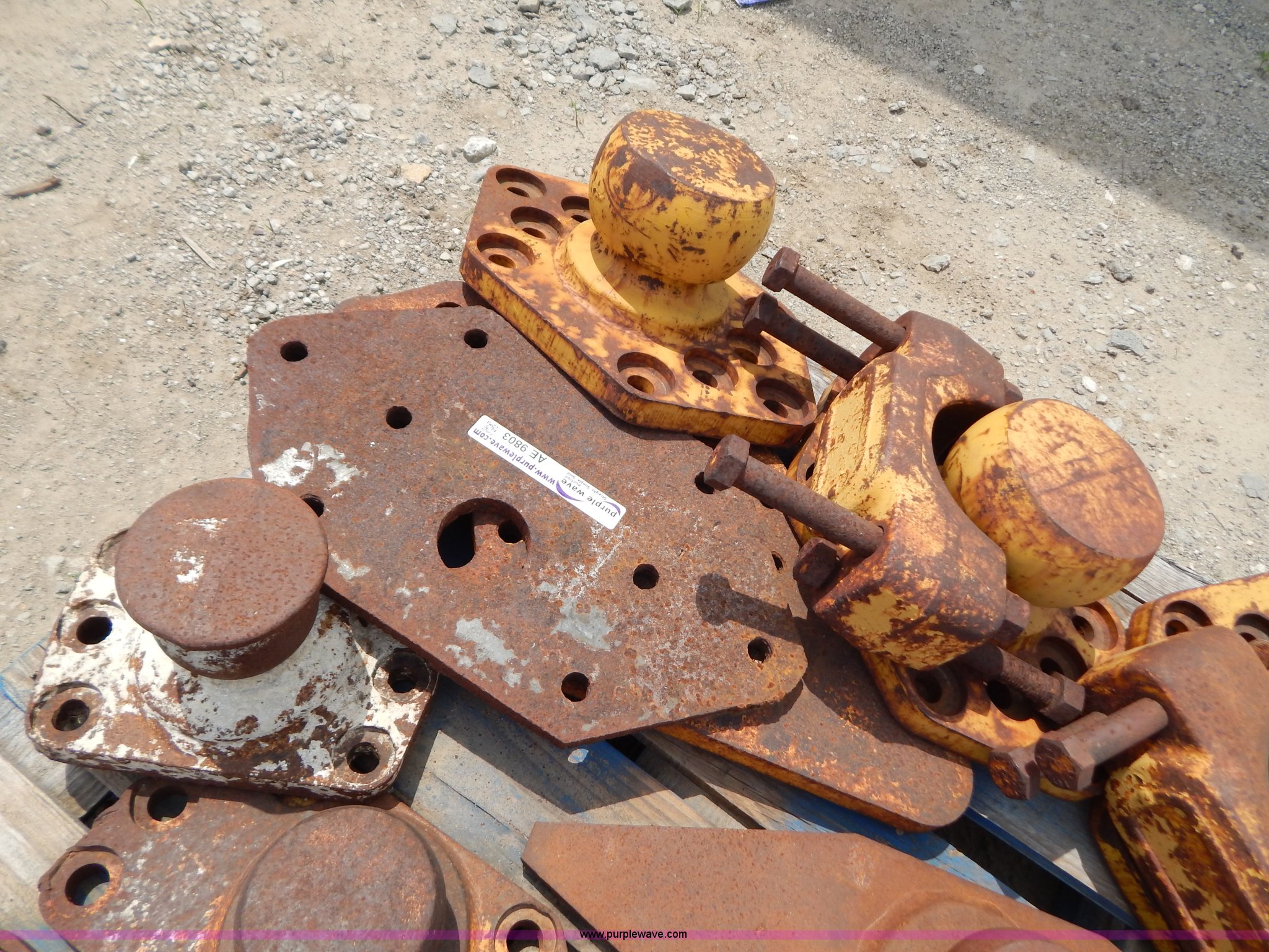 (9) trunnion balls for dozers in Kansas City, MO Item AE9803 sold