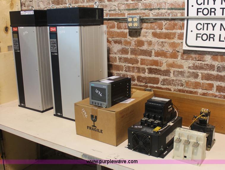 image for item AV9193 Danfoss VLT 8000 variable frequency drive 240