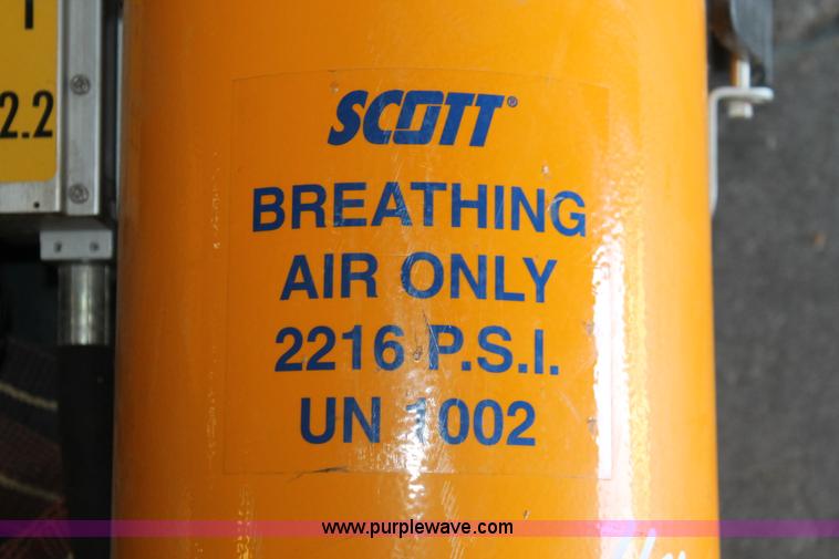 image for item AV9233 Scott AV2000 breathing apparatus