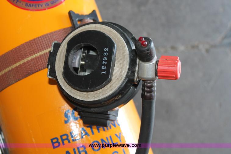 image for item AV9233 Scott AV2000 breathing apparatus