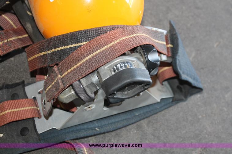 image for item AV9233 Scott AV2000 breathing apparatus
