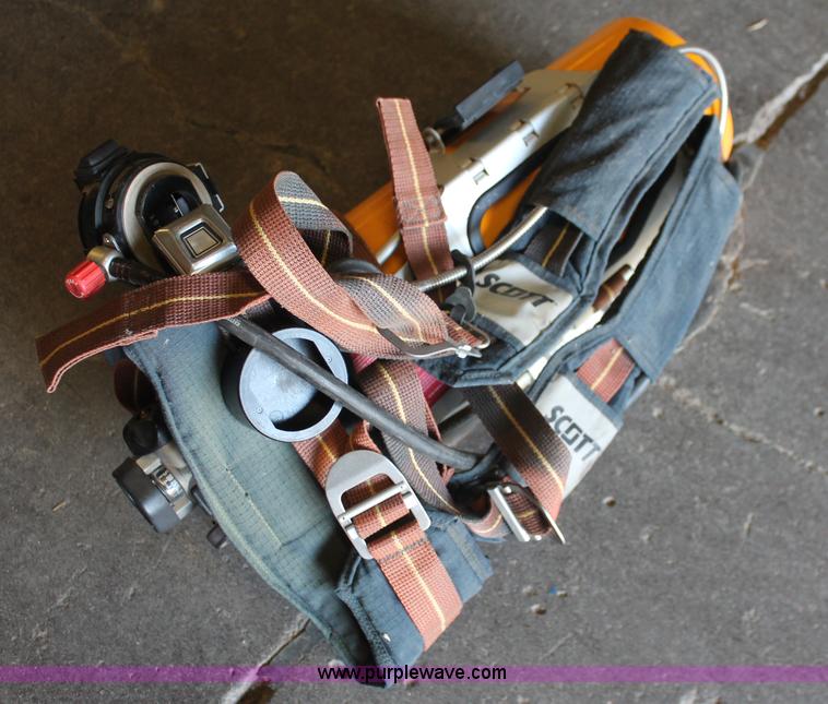image for item AV9233 Scott AV2000 breathing apparatus