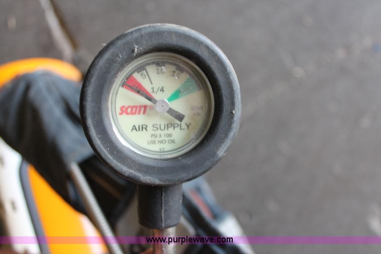 image for item AV9233 Scott AV2000 breathing apparatus