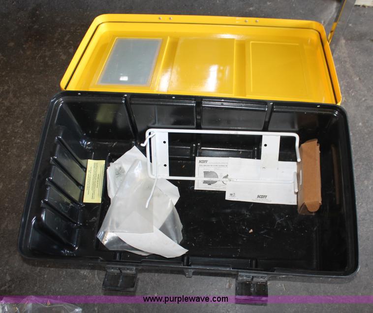 image for item AV9233 Scott AV2000 breathing apparatus