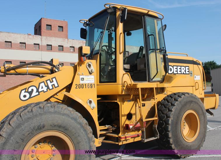 image for item I7988 2001 John Deere 624H loader