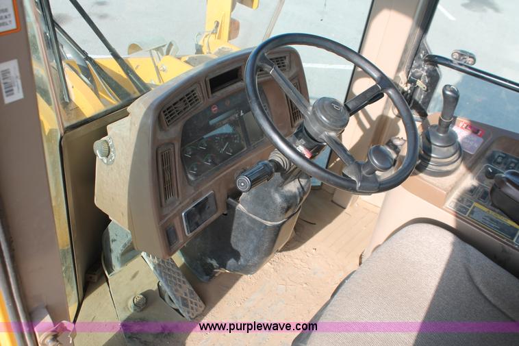 image for item I7988 2001 John Deere 624H loader