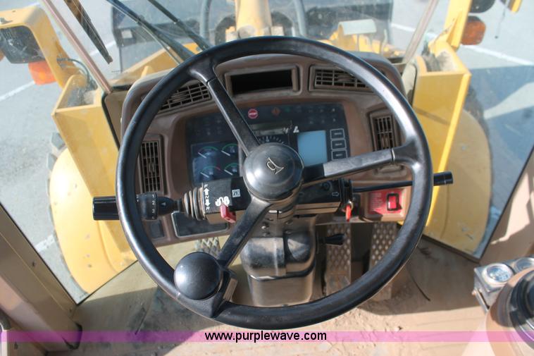 image for item I7988 2001 John Deere 624H loader