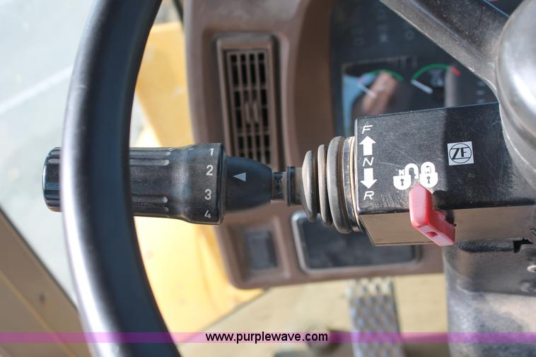 image for item I7988 2001 John Deere 624H loader