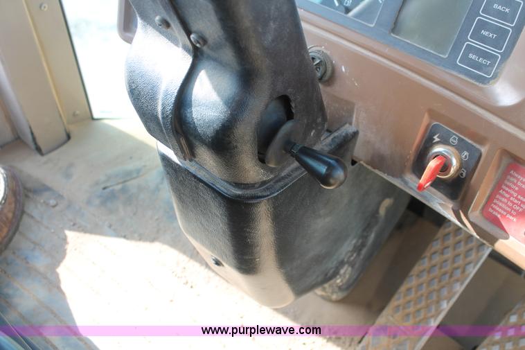 image for item I7988 2001 John Deere 624H loader