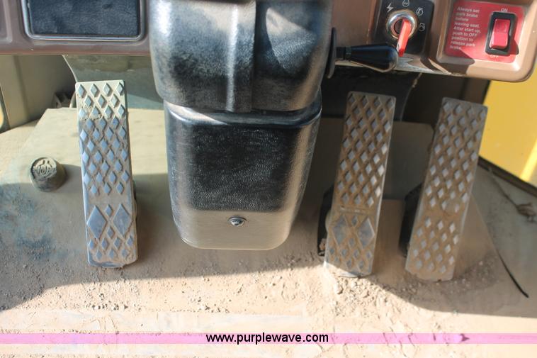 image for item I7988 2001 John Deere 624H loader