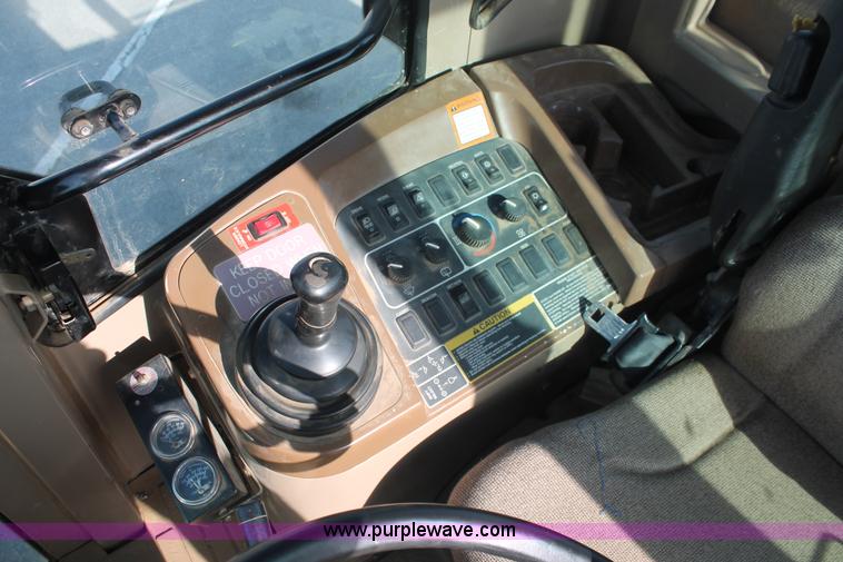 image for item I7988 2001 John Deere 624H loader