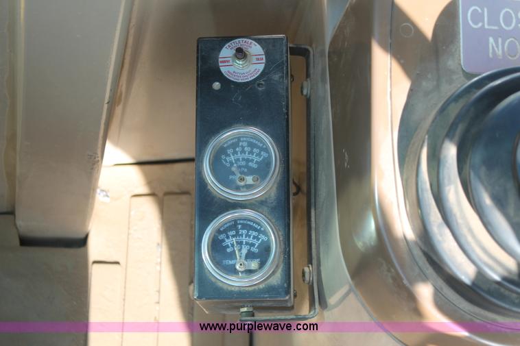 image for item I7988 2001 John Deere 624H loader