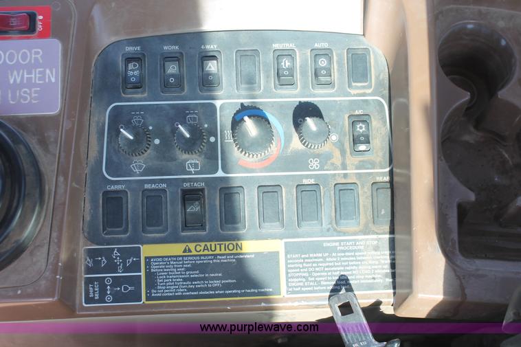 image for item I7988 2001 John Deere 624H loader