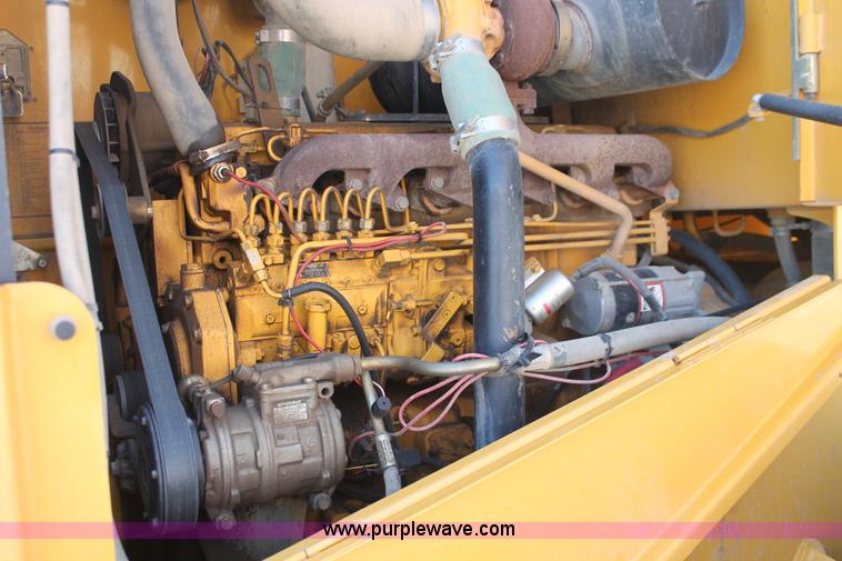 image for item I7988 2001 John Deere 624H loader