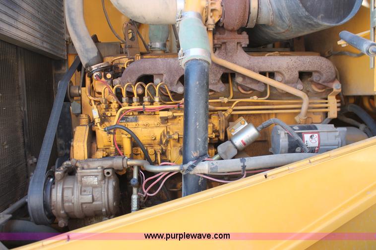 image for item I7988 2001 John Deere 624H loader