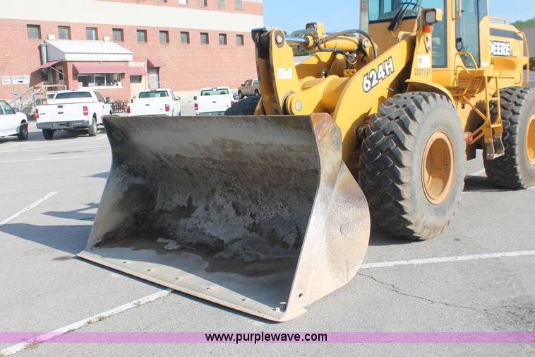 image for item I7988 2001 John Deere 624H loader
