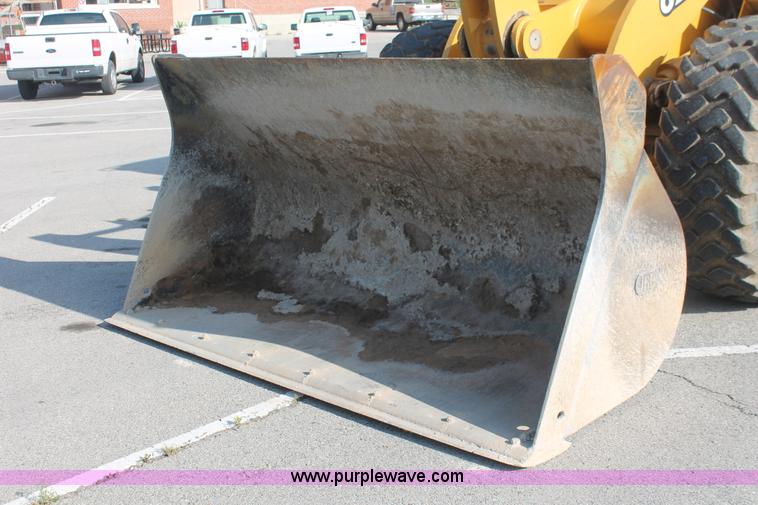 image for item I7988 2001 John Deere 624H loader