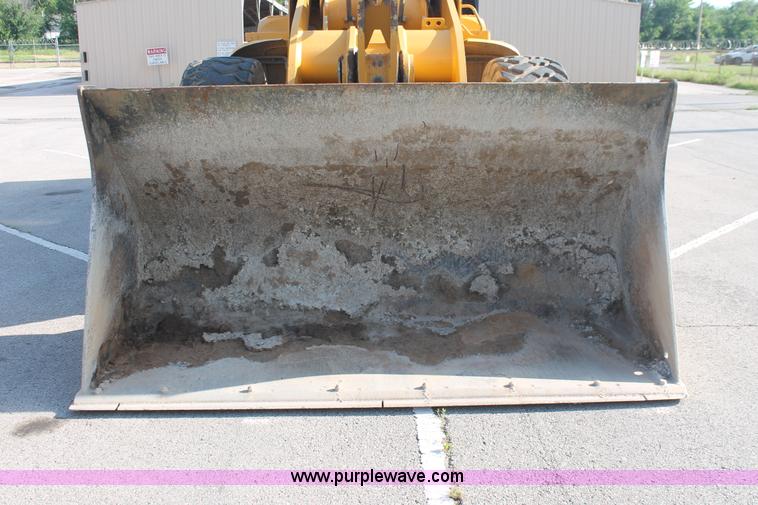 image for item I7988 2001 John Deere 624H loader