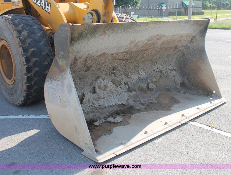 image for item I7988 2001 John Deere 624H loader