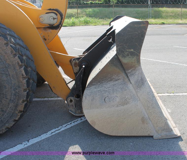 image for item I7988 2001 John Deere 624H loader