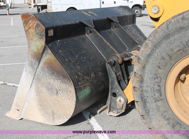 image for item I7988 2001 John Deere 624H loader