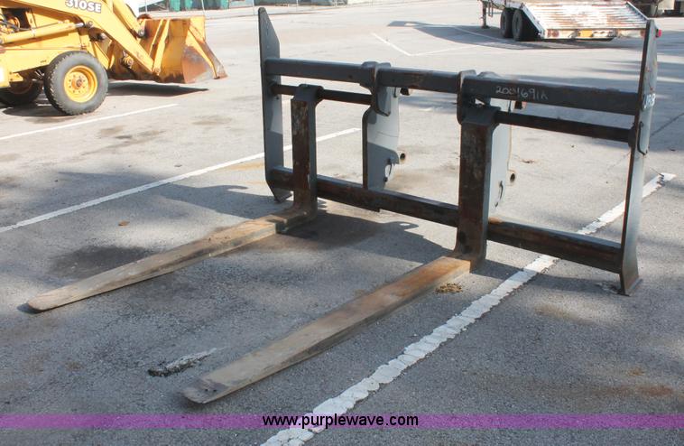 image for item I7988 2001 John Deere 624H loader