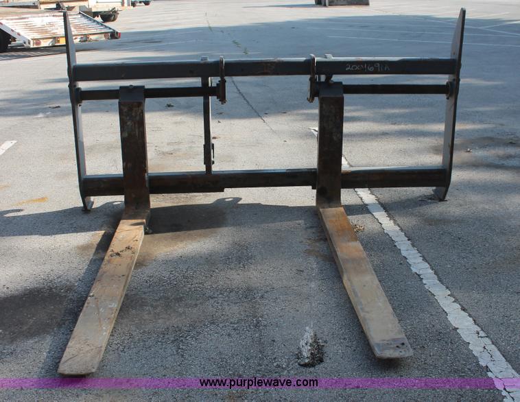 image for item I7988 2001 John Deere 624H loader