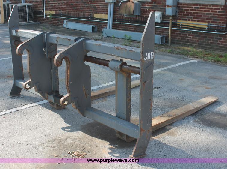 image for item I7988 2001 John Deere 624H loader