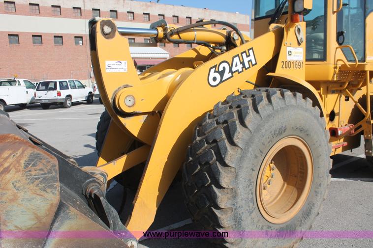 image for item I7988 2001 John Deere 624H loader