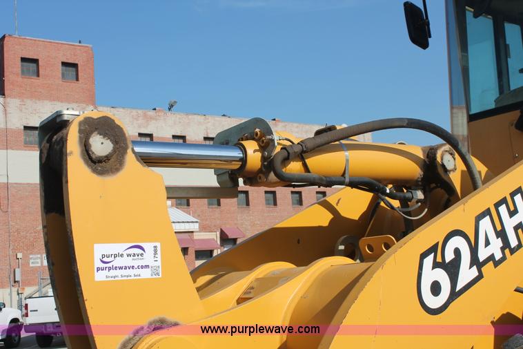 image for item I7988 2001 John Deere 624H loader