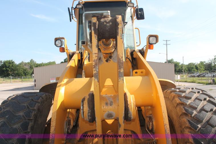 image for item I7988 2001 John Deere 624H loader