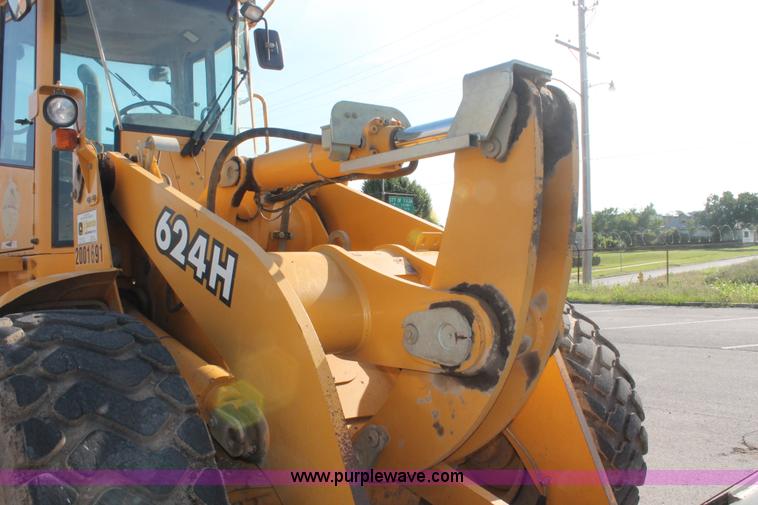 image for item I7988 2001 John Deere 624H loader