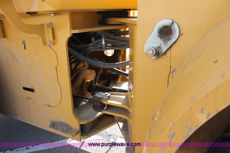 image for item I7988 2001 John Deere 624H loader