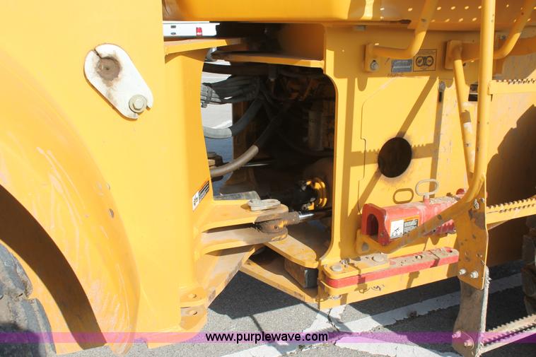 image for item I7988 2001 John Deere 624H loader