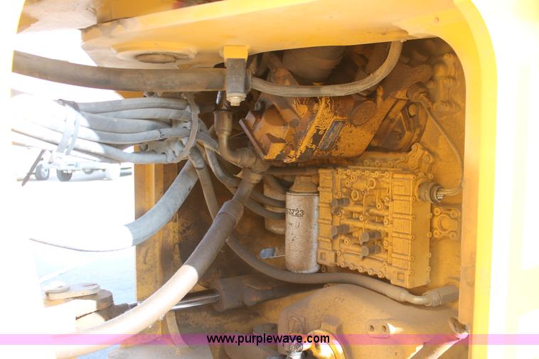 image for item I7988 2001 John Deere 624H loader