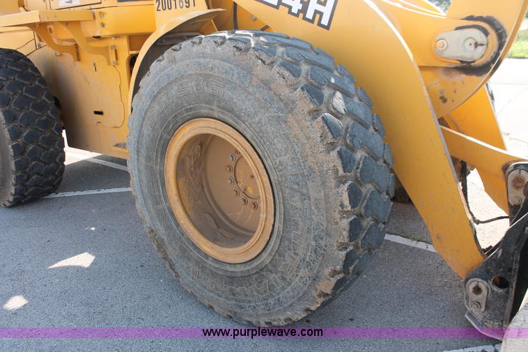 image for item I7988 2001 John Deere 624H loader